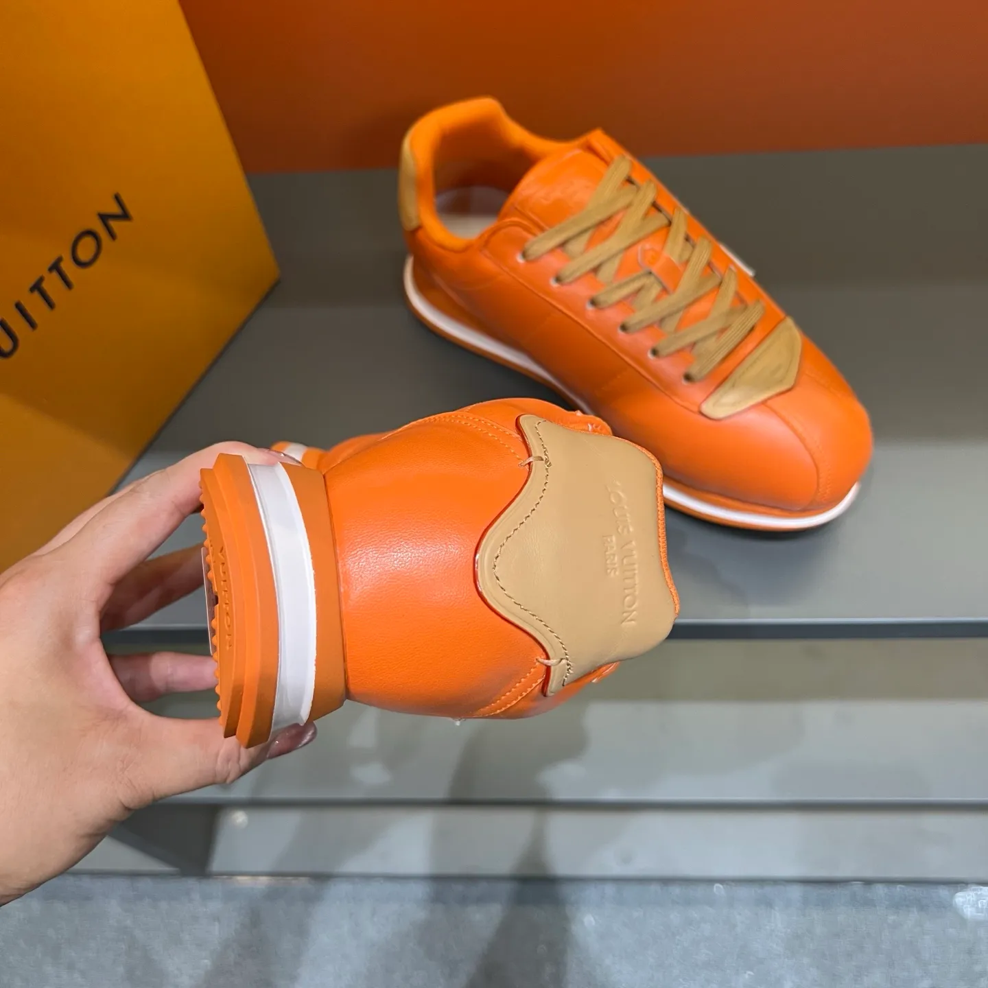 P540 Size 38-45 LV 🫏The colorful interpretation of BUTTERSOFT sneakers combines sheepskin, The colorful interpretation of LV BUTTERSOFT sneakers combines sheepskin and calfskin, bringing a super soft feel. Designed by Pharrell Williams, this '60s-inspired shoe features a padded upper that's been crafted by Louis Vuitton craftsmen to further enhance the comfort of the leather. In addition to the LV initials, it features multiple signatures, including natural leather trim and an embossed pattern of Pharrell Williams and lobster on the side, referencing the Fall/Winter 2025 men’s show. A must-have artifact for fashionistas✅